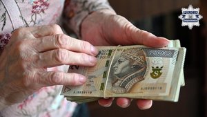 Zdjęcie przedstawia seniorkę trzymającą gotówkę.