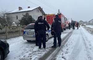 policjanci stoją przy drodze.