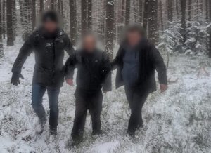 policjanci idą z odnalezionym mężczyzną.