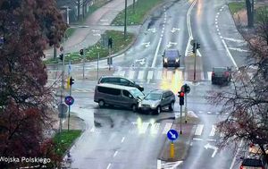 Stopklatka z nagrania monitoringu przedstawia pojazdy na skrzyżowaniu po kolizji.