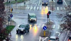 Stopklatka z nagrania monitoringu przedstawia pojazdy na skrzyżowaniu.