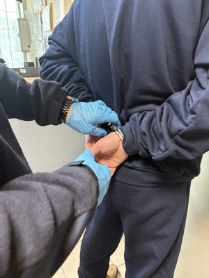 Zakładanie kajdanek zatrzymanemu.