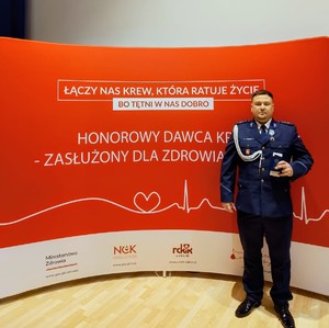 Policjant przy ściance.