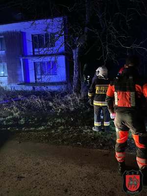 budynek i funkcjonariusze obok.