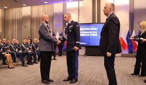 policjant zostaje odznaczony.