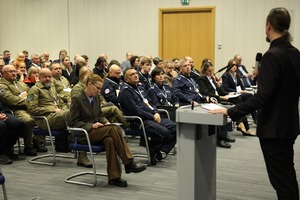 Uczestnicy konferencji na sali w MSWiA.