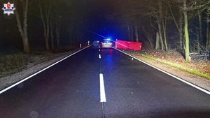 Zabezpieczone miejsce wypadku drogowego.