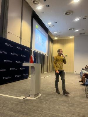 Błażej Busza przemawia podczas konferencji.