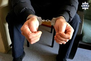 Dłonie w kajdankach.