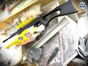 Na zdjęciu wiatrówka oraz nóż bojowy.