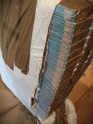 Zabezpieczona przemycana paczka z papierosami.