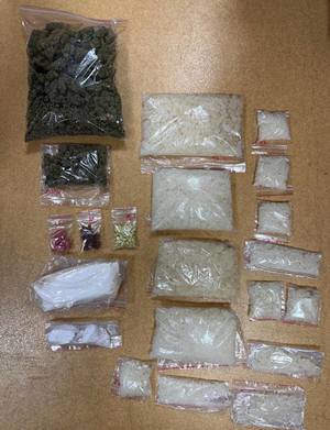 Zabezpieczony sprzęt i narkotyki.