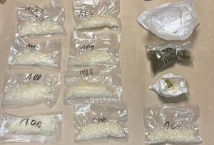 Zabezpieczony sprzęt i narkotyki.