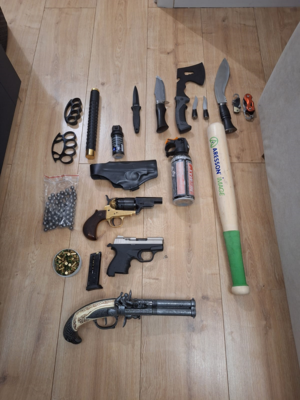 Zabezpieczona broń i amunicja.