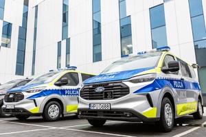 Oznakowane furgony policyjne.