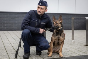 Policyjny pies ze swoim przewodnikiem.