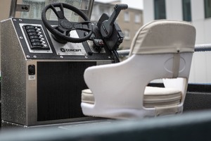 Siedzenie i kierownica łodzi.