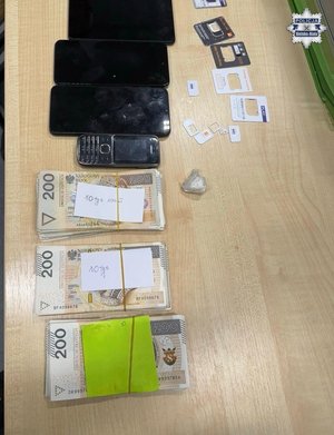 Zabezpieczone pieniądze i telefony komórkowe.