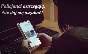 Kobieta z telefonem w ręku. Obok napis Policjanci ostrzegają. Nie daj się oszukać.