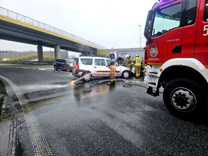 trasa szybkiego ruchu. miejsce zdarzenia. strażacy gaszą pojazd.