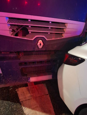 Przód ciężarówki i tył osobowego renaulta.