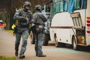 Łotewscy policjanci podczas działań oddziałów specjalnych Omega, w ramach którego policjanci zaprezentowali swoje umiejętności w sytuacji uwolnienia zakładników.