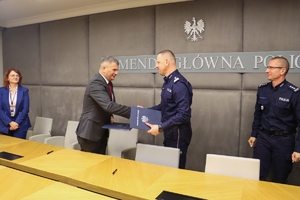 Komendant Główny Policji i Prokurator Krajowy wymieniają się podpisanymi porozumieniami.
