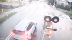 BMW na przejeździe kolejowym.