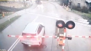 BMW na przejeździe kolejowym.