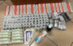 Medykamenty zatrzymane przy współpracy policjantów i funkcjonariuszy Izby Celno Skarbowej.