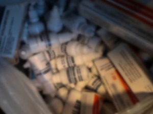 Medykamenty zatrzymane przy współpracy policjantów i funkcjonariuszy Izby Celno Skarbowej.