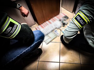 Medykamenty zatrzymane przy współpracy policjantów i funkcjonariuszy Izby Celno Skarbowej.
