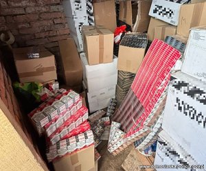 Zabezpieczone papierosy w pudełkach i kartonach.