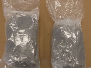 Zabezpieczone środki odurzające w woreczkach.