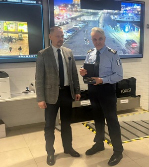 Komendant Główny Policji w Finlandii, na zdjęciu stoi razem z oficerem z Finlandii.
