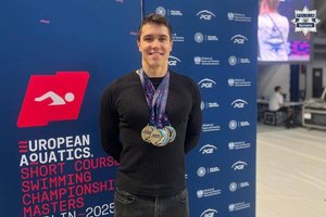 Zdjęcie przedstawia mężczyznę z medalami na szyi.