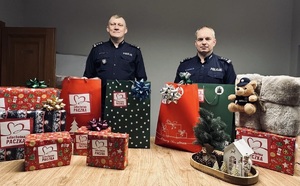 Opolscy komendanci podczas pakowania świątecznej paczki.