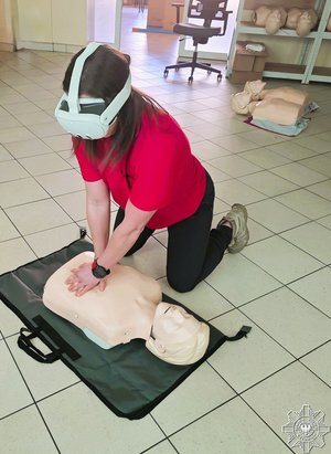 Policjantka w goglach.