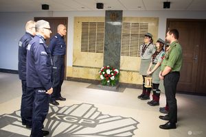 Harcerze przekazują oficerom Policji Betlejemskie światełko pokoju