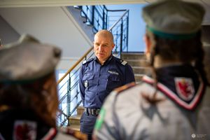 Spotkanie oficerów Policji podczas, którego harcerze przekazują betlejemskie światełko pokoju.