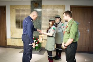 Spotkanie oficerów Policji podczas, którego harcerze przekazują betlejemskie światełko pokoju.