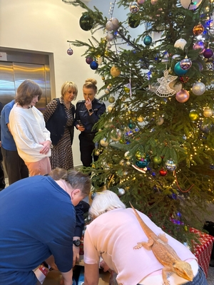 Policjanci z Biura Prewencji KGP podczas spotkania z podopiecznymi Centrum Alzheimera w Warszawie przy choince świątecznej.