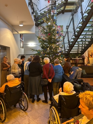 Policjanci z Biura Prewencji KGP podczas spotkania z podopiecznymi Centrum Alzheimera w Warszawie przy choince świątecznej.