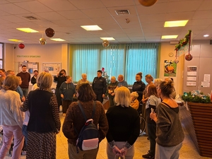 Policjanci z Biura Prewencji KGP podczas spotkania z podopiecznymi Centrum Alzheimera w Warszawie.