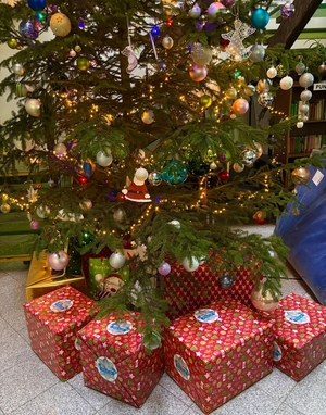 Choinka w Centrum Alzheimera w Warszawie, pod choinką prezenty.