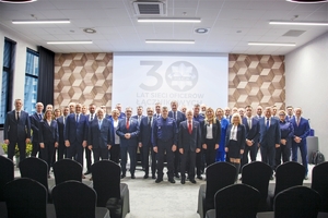 Uczestnicy odprawy z okazji 30-lecia oficerów łącznikowych pozują do zdjęcia grupowego.