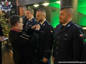 Pięciu policjantów z Polkowic odznaczonych wyróżnieniem „Homo Homini.