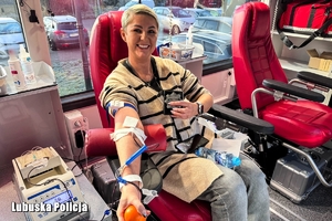 Policjantka w ubraniu cywilnym oddaje krew.