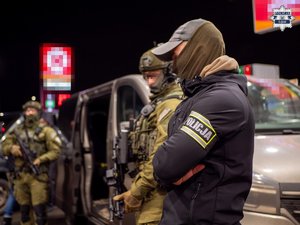 Policjanci podczas akcji zatrzymania.