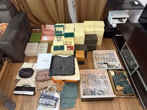 Zabezpieczone podrabiane zegarki i torebki.